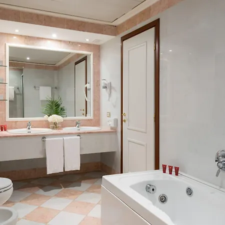 Leonardo Center מלון